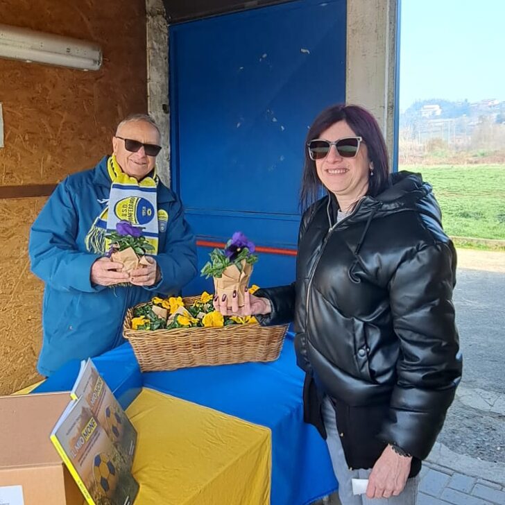 Il Monferrato calcio regala gentilezza: fiori alle donne che vanno allo stadio