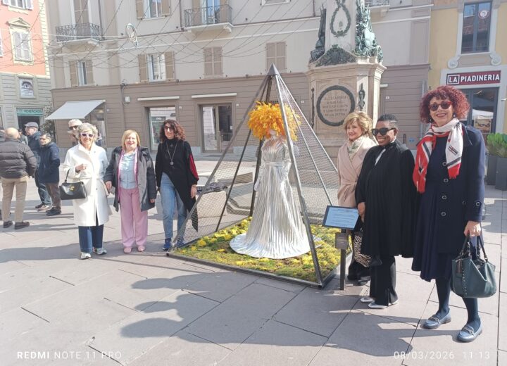 In piazzetta della Lega il monumento alle donne: “Ancora ‘ingabbiate’ ma perennemente guerriere”