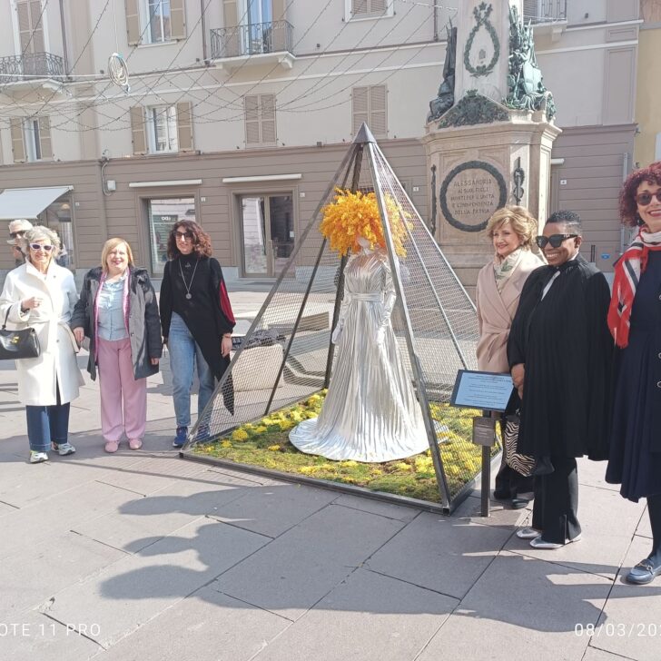In piazzetta della Lega il monumento alle donne: “Ancora ‘ingabbiate’ ma perennemente guerriere”