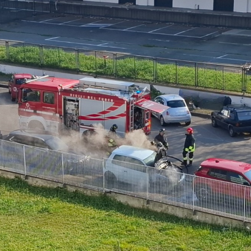 Auto in fiamme in via Rossini ad Alessandria: l’intervento dei Vigili del Fuoco