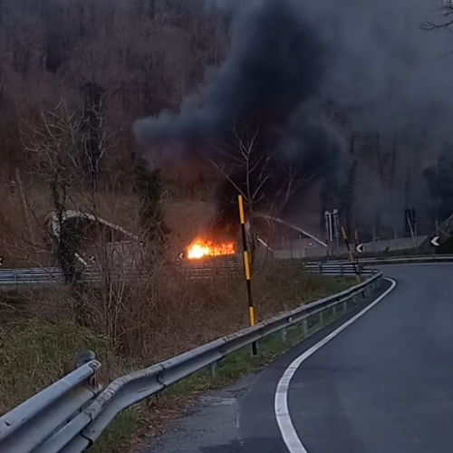 Veicolo in fiamme sulla A26 nel tratto tra Ovada e Masone