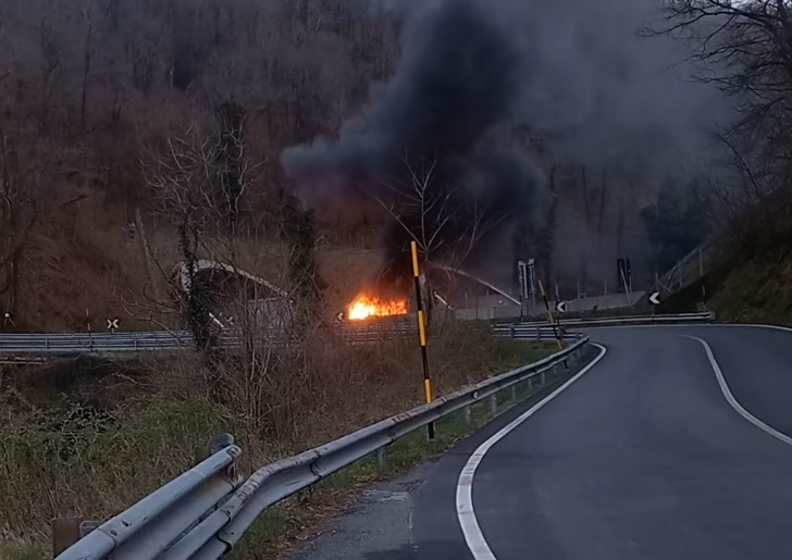 Veicolo in fiamme sulla A26 nel tratto tra Ovada e Masone