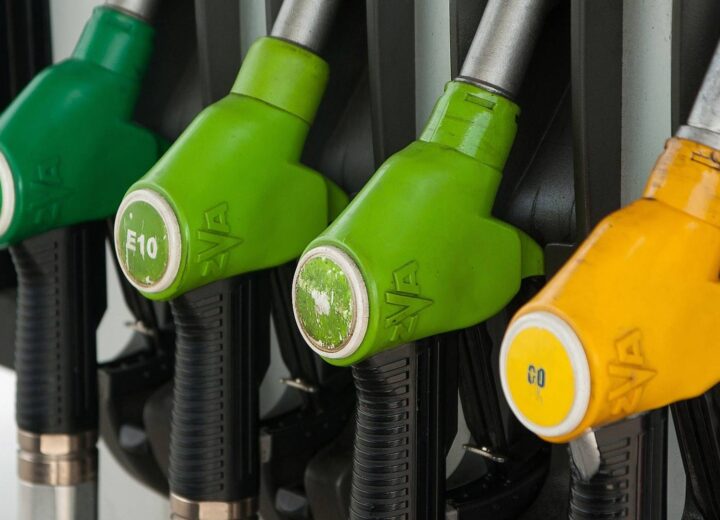 Carburanti sempre più cari. I benzinai: “Una follia, anche per noi aumento è un danno”