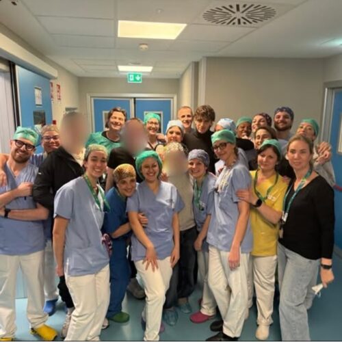 Achille Lauro al Niguarda incontra i feriti del rogo di Crans-Montana