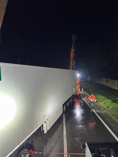 Le foto della rimozione del camion ribaltato sabato sera tra Alessandria e Valmadonna