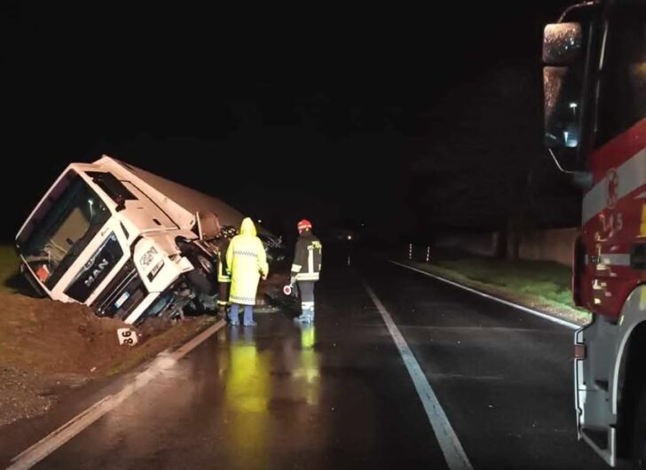 Le foto della rimozione del camion ribaltato sabato sera tra Alessandria e Valmadonna