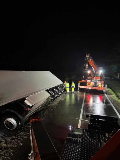 Le foto della rimozione del camion ribaltato sabato sera tra Alessandria e Valmadonna