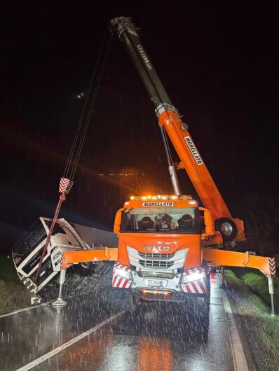 Le foto della rimozione del camion ribaltato sabato sera tra Alessandria e Valmadonna