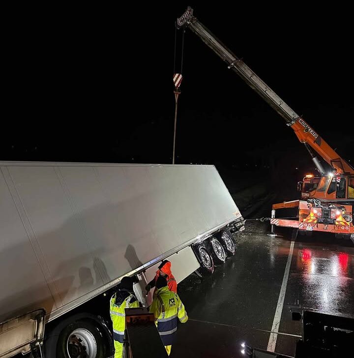 Le foto della rimozione del camion ribaltato sabato sera tra Alessandria e Valmadonna