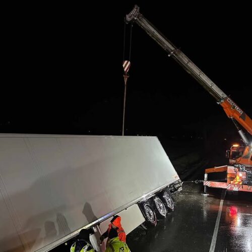 Le foto della rimozione del camion ribaltato sabato sera tra Alessandria e Valmadonna