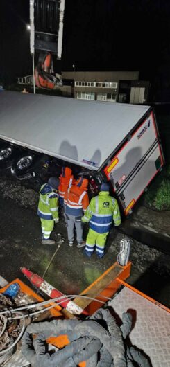 Le foto della rimozione del camion ribaltato sabato sera tra Alessandria e Valmadonna