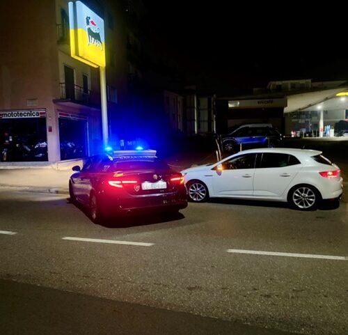 Contromano e ad alta velocità in centro a Pavia, rifiuta l’alcol test: denunciato 41enne