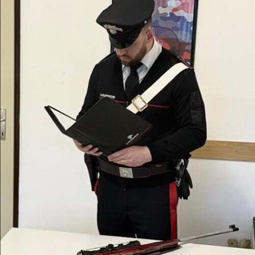 Minaccia il vicino di casa con una pistola e fa partire un colpo: denunciato a Mortara