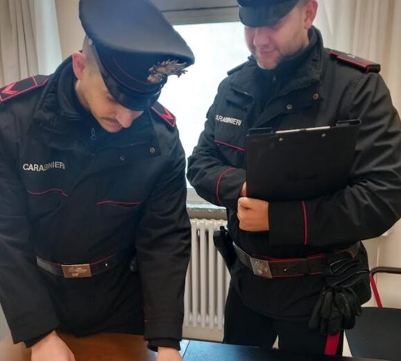 Scende dal treno con in mano un coltello: denunciato dai Carabinieri
