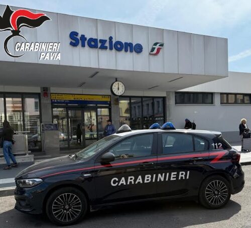 Nasconde droga nelle scarpe e cerca di sfuggire al controllo. Fermato e denunciato