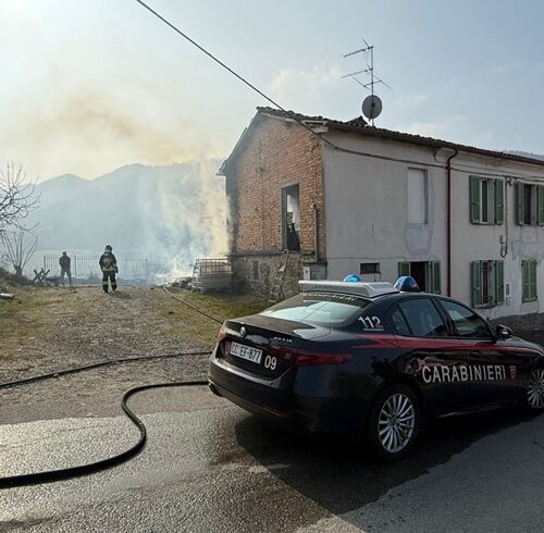 Ottantenne intrappolata in casa per un incendio: la salvano i Carabinieri