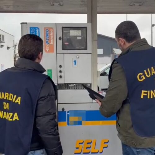 Caro carburante, Guardia di Finanza intensifica i controlli: “Verifiche su tutta la filiera”