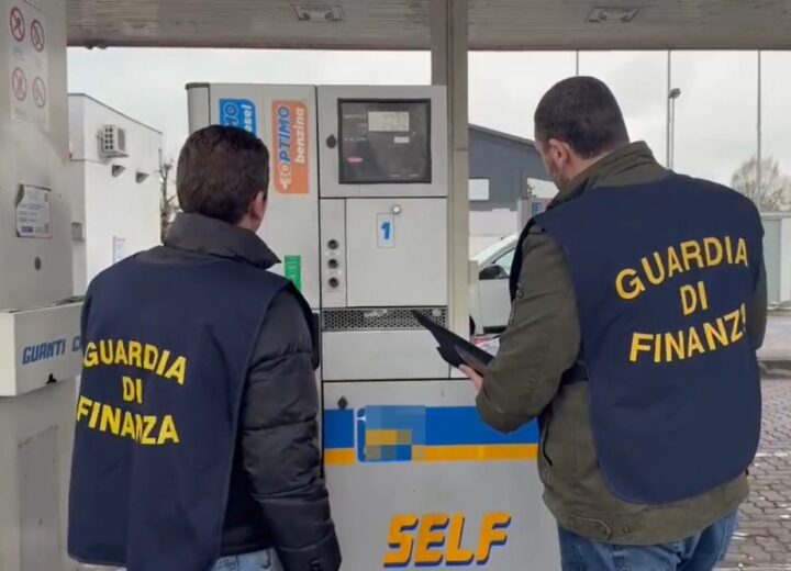 Caro carburante, Guardia di Finanza intensifica i controlli: “Verifiche su tutta la filiera”
