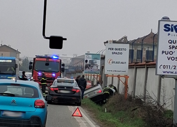 Auto ribaltata a Novi in via Raggio