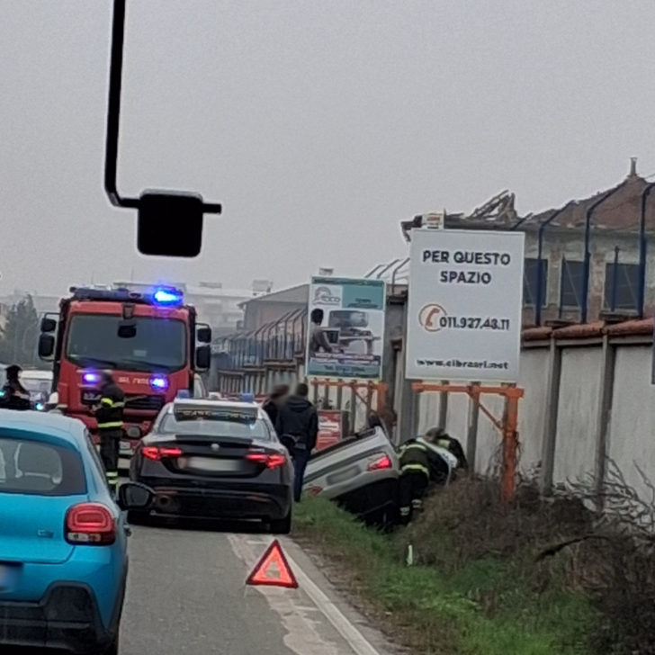 Auto ribaltata a Novi in via Raggio
