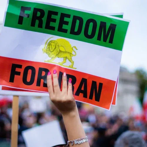 A Torino centinaia di giovani iraniani in festa al Valentino: “Finita un’epoca oscura”