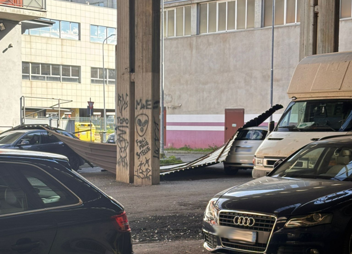Vento: lamiera frana sulle auto e due ante precipitano in strada sfiorando i passanti