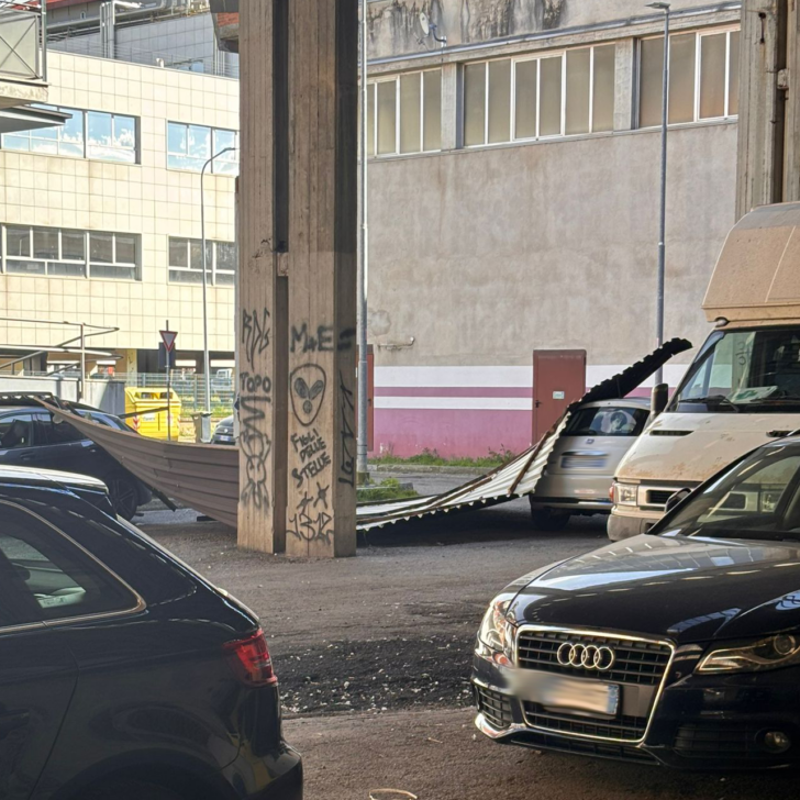 Vento: lamiera frana sulle auto e due ante precipitano in strada sfiorando i passanti