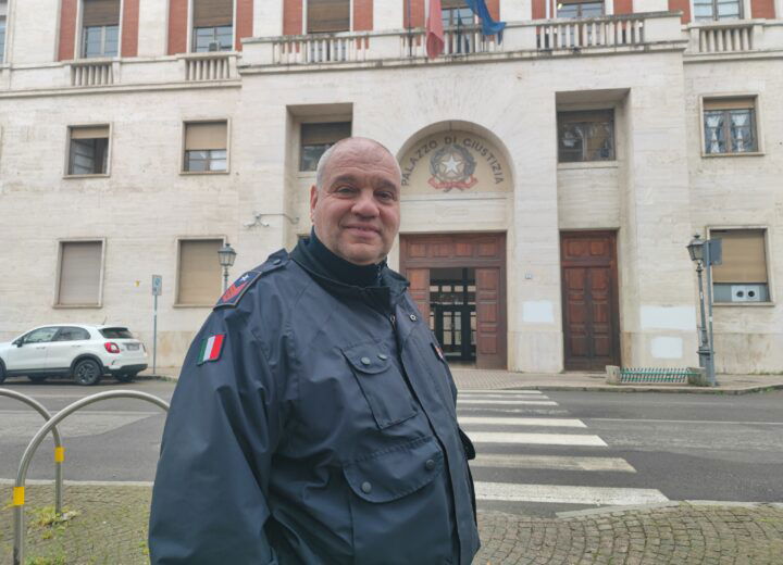 Salva una donna pronta a gettarsi nel vuoto, la guardia giurata del Tribunale: “Meravigliato di me stesso”