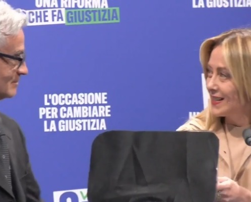 Un pavese sale sul palco di Giorgia Meloni e chiede le dimissioni di Mattarella