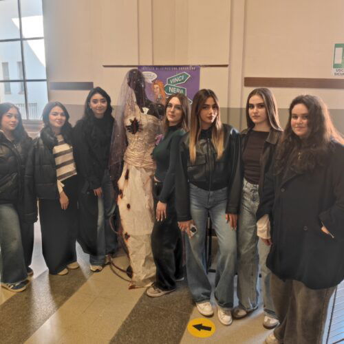 La “paura di uscire da sole” e i pregiudizi da abbattere: in mostra i vestiti ispirati a storie di violenza