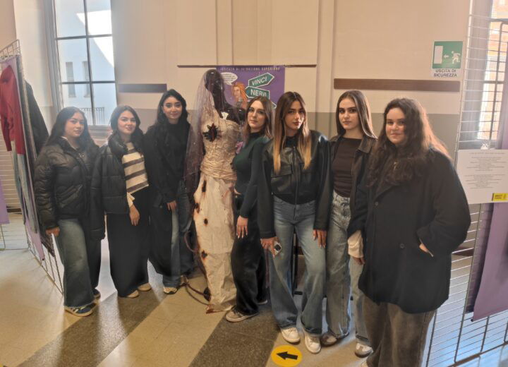 La “paura di uscire da sole” e i pregiudizi da abbattere: in mostra i vestiti ispirati a storie di violenza