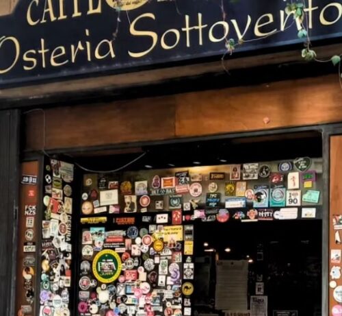 Lo Zoo di 105 rilancia il caso di un locale di Pavia multato per gli adesivi in vetrina, considerati degrado