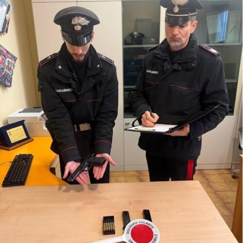 Usava una paletta contraffatta per farsi largo nel traffico. Denunciato automobilista