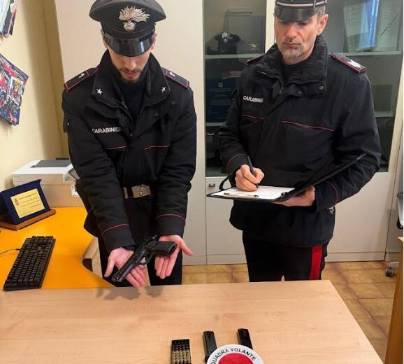 Usava una paletta contraffatta per farsi largo nel traffico. Denunciato automobilista