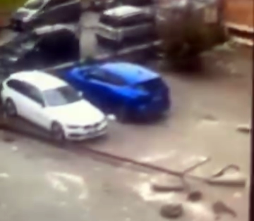 Disagi per il vento: ad Alessandria cade palo della luce e colpisce auto