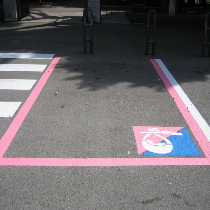 Arrivano gli “stalli rosa” a Pavia: parcheggi dedicati a donne in gravidanza e neomamme