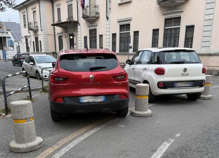Via San Pio V: “Le protezioni non bastano, gli automobilisti incivili ostacolano carrozzine e passeggini”