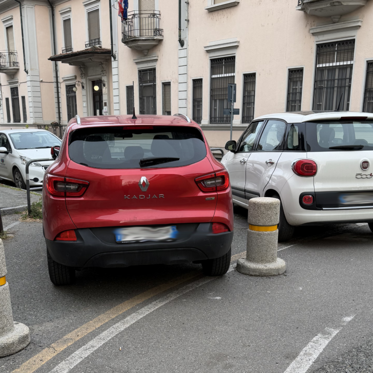 Via San Pio V: “Le protezioni non bastano, gli automobilisti incivili ostacolano carrozzine e passeggini”