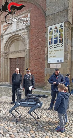 Zaino sospetto durante la Milano–Sanremo a Pavia: intervengono gli artificieri con il robot “Saetta”