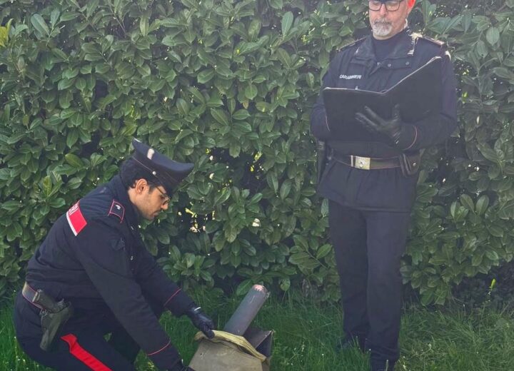 Trasportava 15 chili di pluviali in rame sulla bici: denunciato dai carabinieri