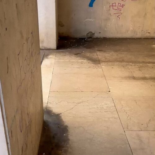 Degrado sotto i portici dell’ex Banca d’Italia, Abonante: “Inaccettabile. Le regole valgono per tutti”