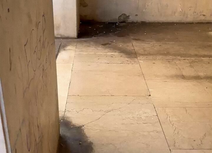 Degrado sotto i portici dell’ex Banca d’Italia, Abonante: “Inaccettabile. Le regole valgono per tutti”