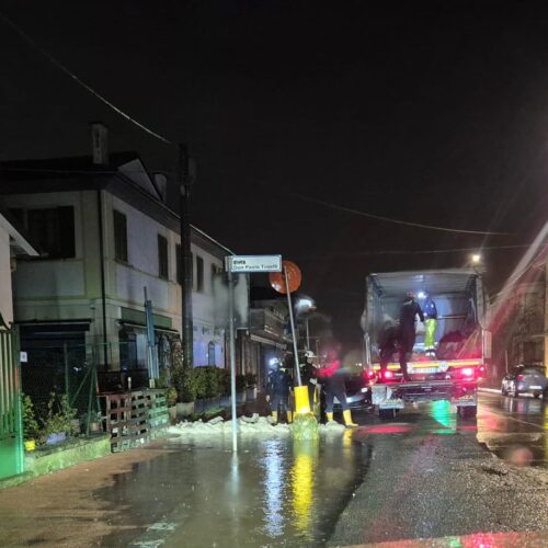 Maltempo: Volontari di Protezione Civile al lavoro per la posa di sacchetti di sabbia e monitoraggio fiumi