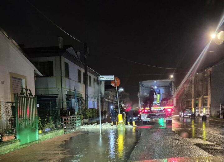 Maltempo: Volontari di Protezione Civile al lavoro per la posa di sacchetti di sabbia e monitoraggio fiumi