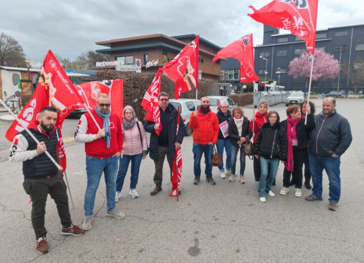 “Siamo schiavi che cercano di sopravvivere”: al presidio Cgil i rider e le loro vite sfruttate