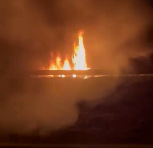 A fuoco il rimorchio di un camion sulla A26: l’intervento dei pompieri