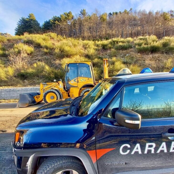 Tentano di rubare una scavatrice a Magherno: in fuga dopo l’arrivo dei Carabinieri