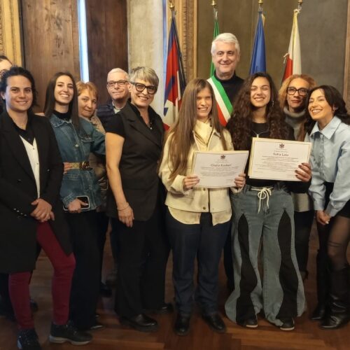 Le giovani cantanti alessandrine Giulia Kashari e Sofia Leto premiate in Comune