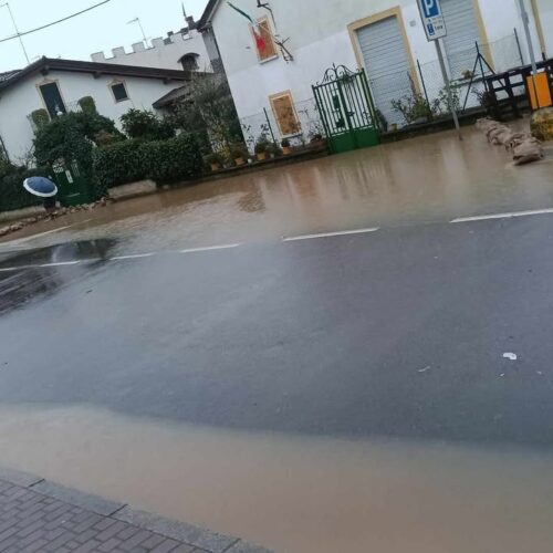 Maltempo: a Spinetta il rio Lovassina allaga parte di via Genova