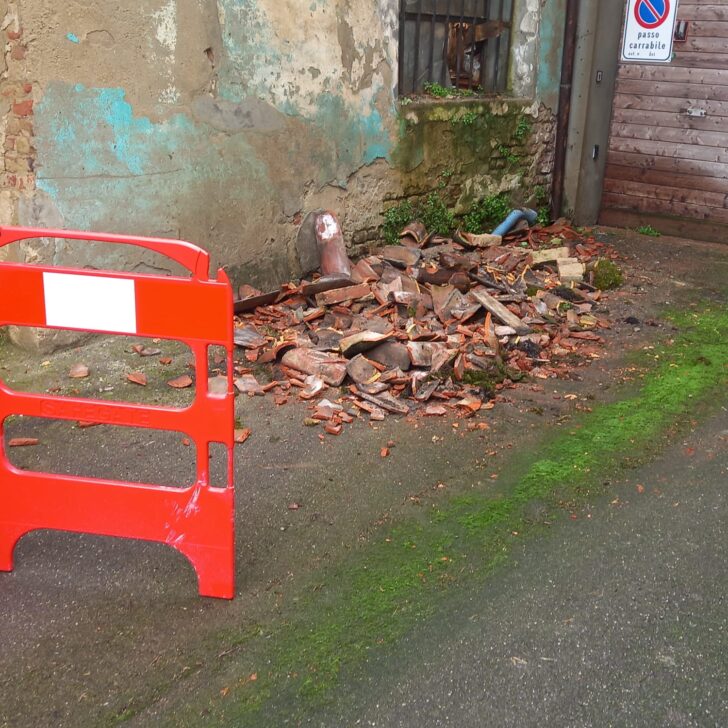 A Bassignana crollano alcune tegole da un tetto di via del Tempio: strada chiusa